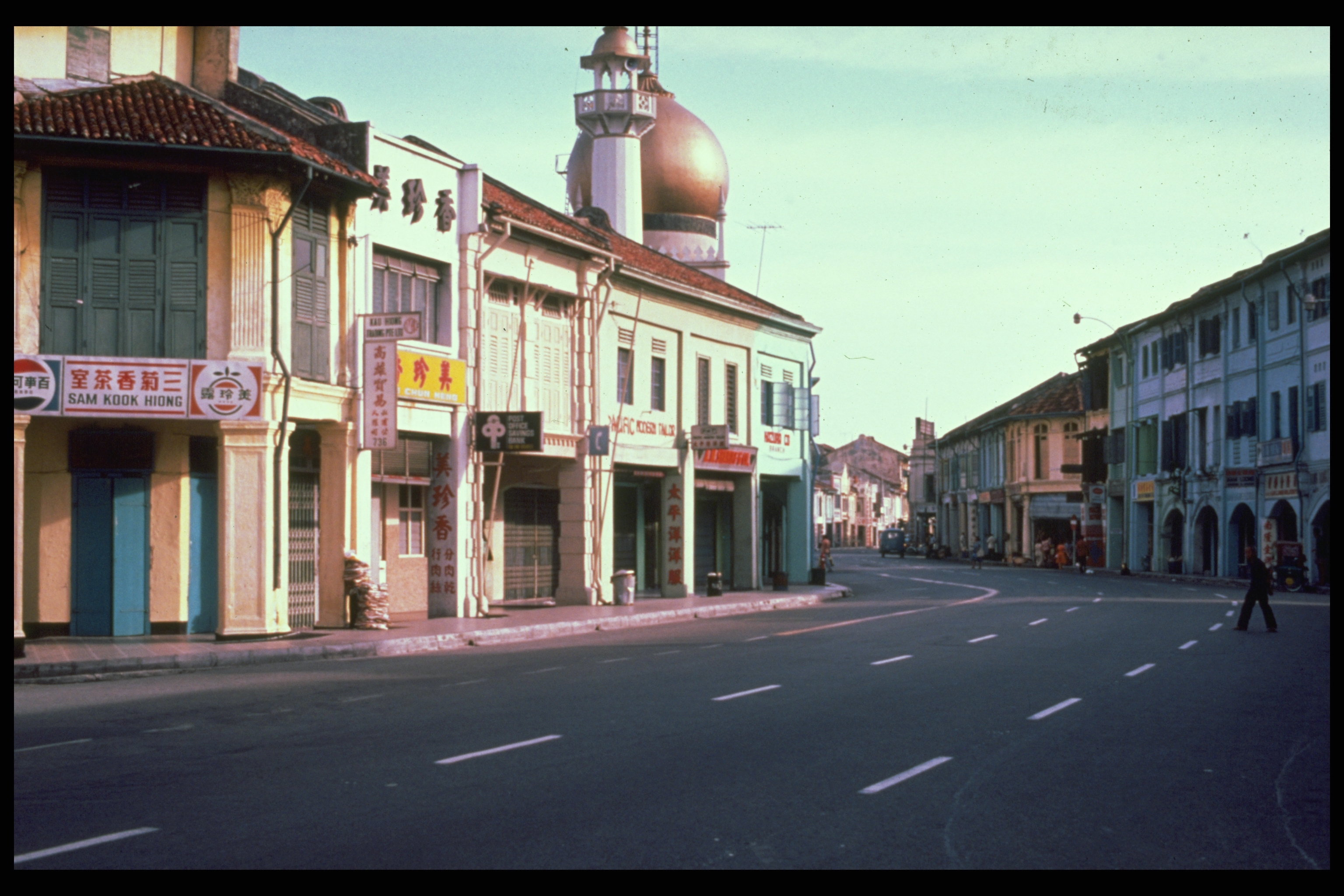 North Bridge Road, with top of Sultan Mosque visible, 1979. Paul Piollet Collection, courtesy of National Archives of Singapore
